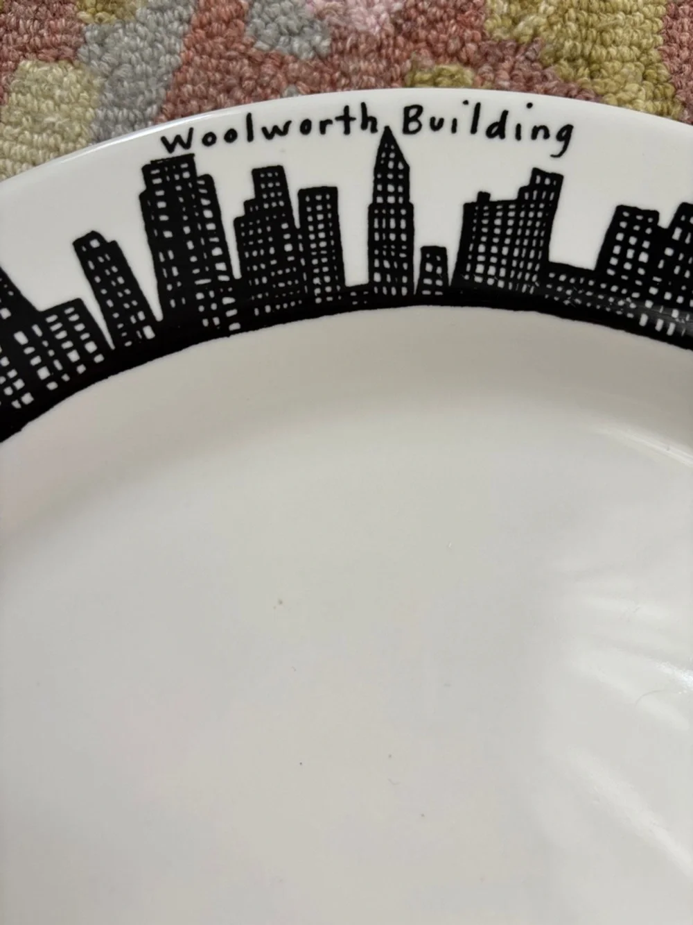FISHS EDDY 212 Skyline Plate New York Skyline NYC icons (includes Twin Towers)